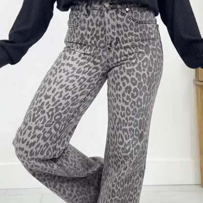 Lässige Damenjeans mit Leopardenmuster